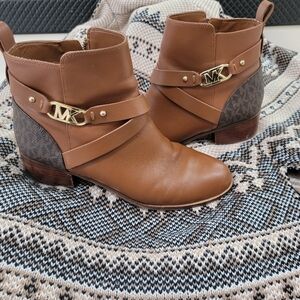 Michael Kors brown boot. Size 8.5  Offering Boot/bag Bundle. See picture!